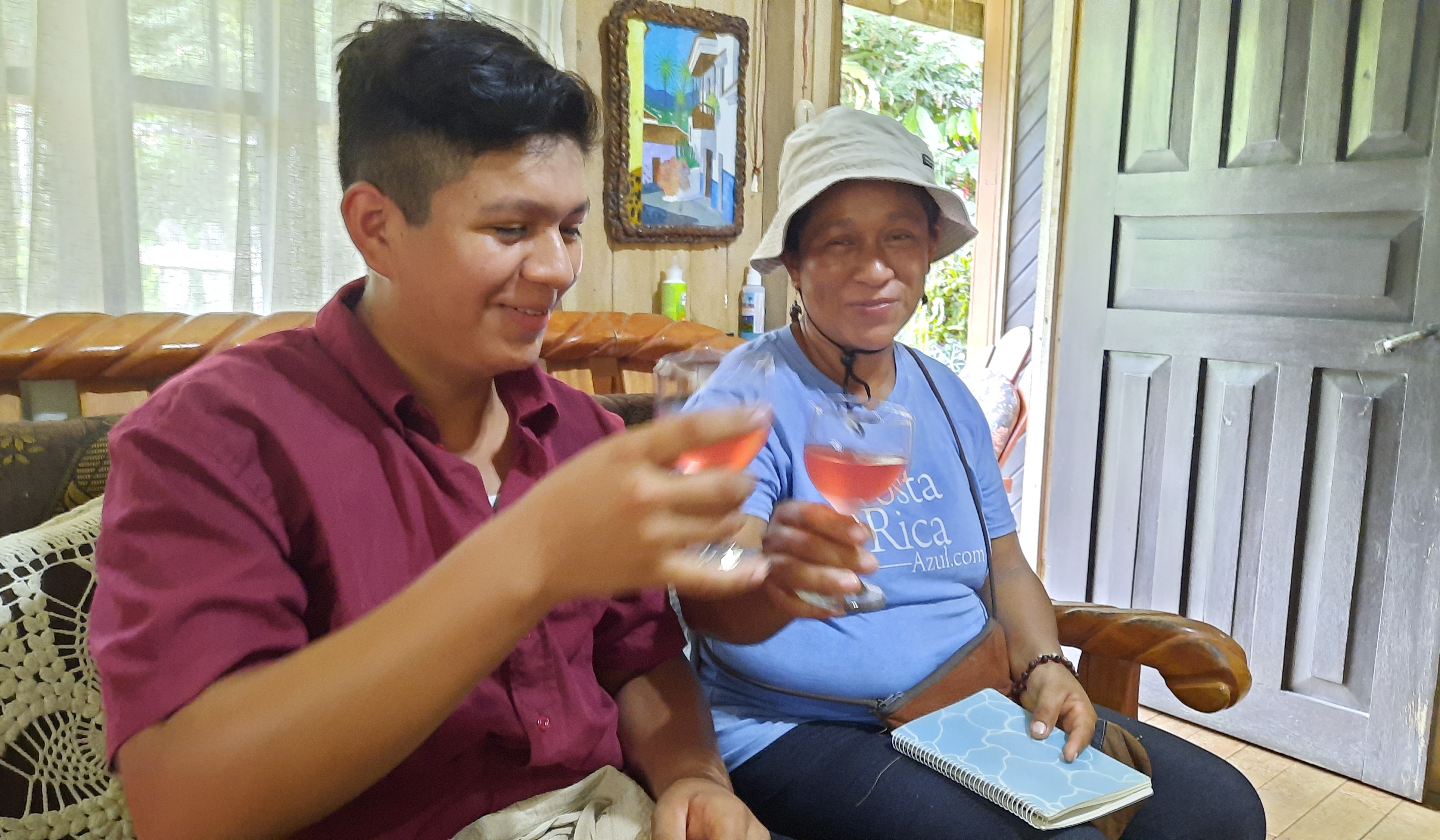 Lucas and Fulvia celebrate the learnings of the visit at Finca La Aurora