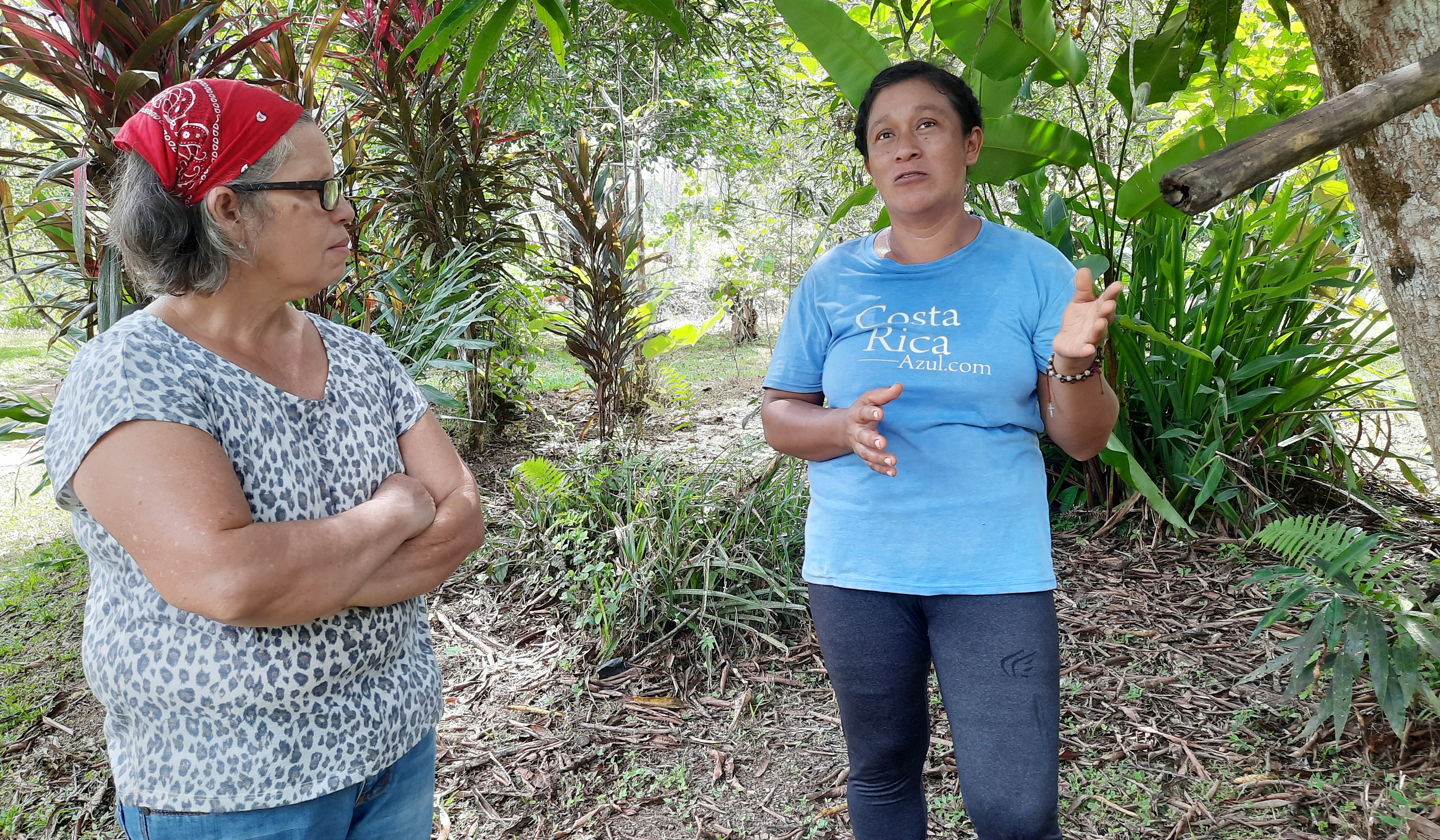 Fulvia and Marita discussing about cacao production in Costa Rica