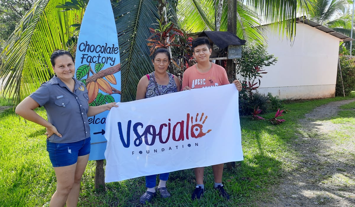 Fulvia and Lucas visit the chocolate factory of Osa Cacao
