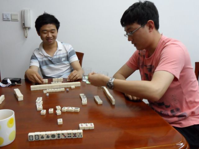 Kann man Mahjong alleine spielen?